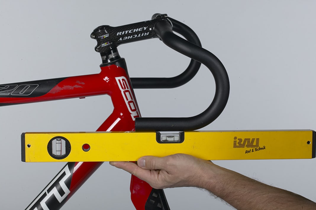 1. Einen klassischen Rennbügel richten Sie so aus, dass die Lenkerenden parallel zum Boden oder nur leicht nach unten geneigt verlaufen. Keinesfalls sollten die Lenkerenden nach oben zeigen, sonst können Sie die Bremsgriffe nicht sinnvoll positionieren.