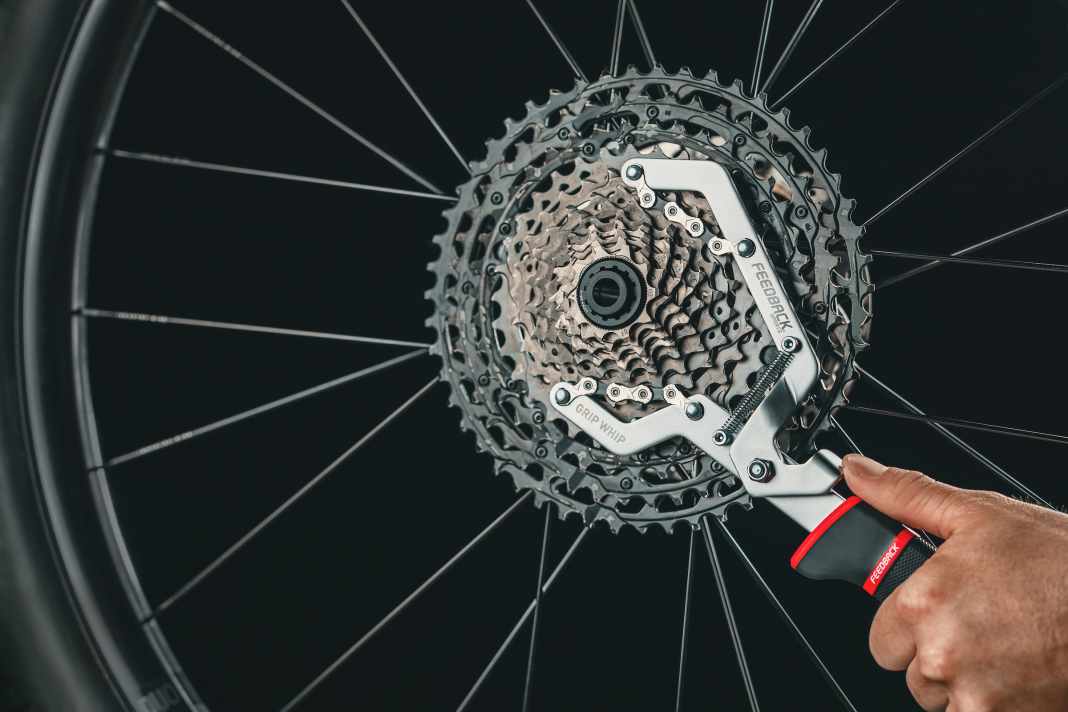 Feedback Sports bringt gleich zwei neue, hochwertige Werkzeuge an den Start. Der Grip Whip Kassettenabnehmer ist ein cleveres Tool zu Demontage der Kassette