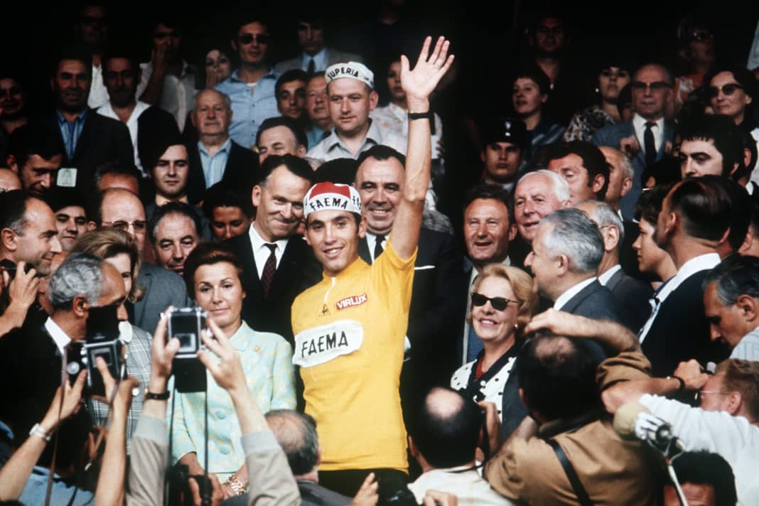 Eddy Merckx célèbre sa première victoire au classement général du Tour de France en 1969.