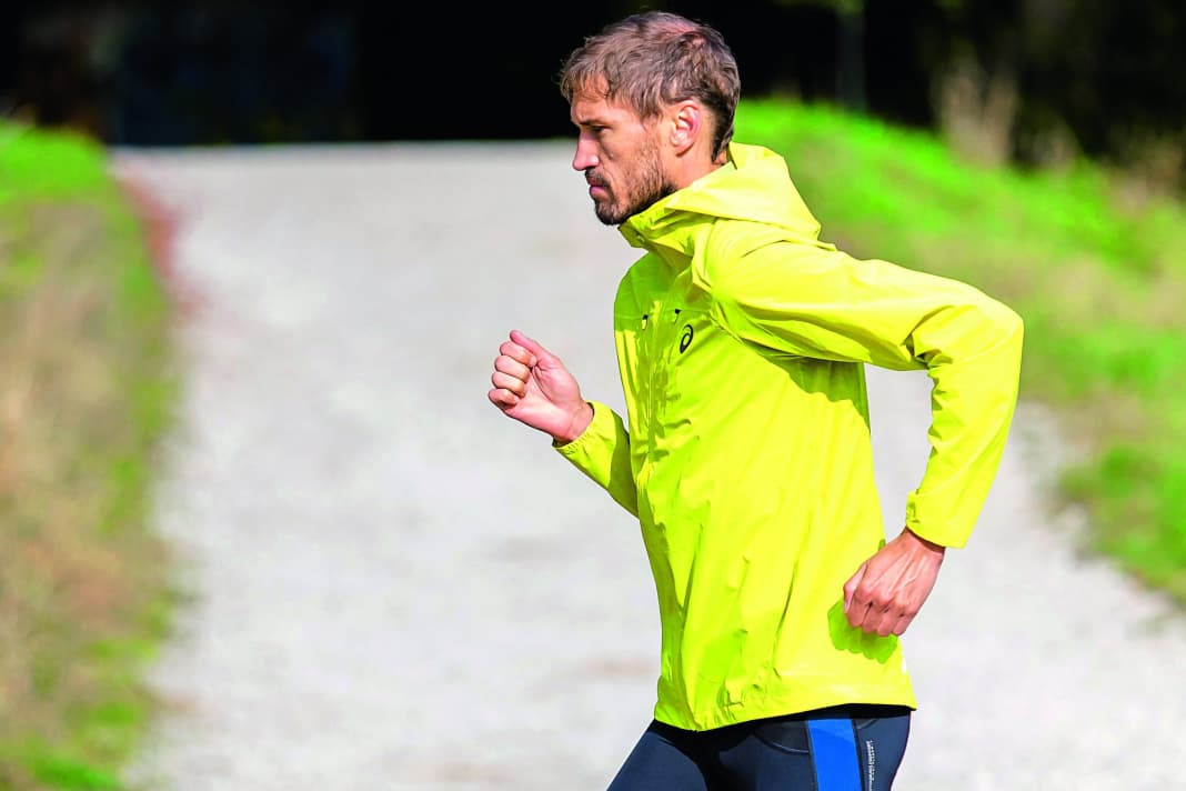 Man geht bei entspanntem Stand in einen leichten Ausfallschritt. Jetzt werden die Arme gegenläufig vor- und zurückbewegt, erst langsam und dann schneller. 