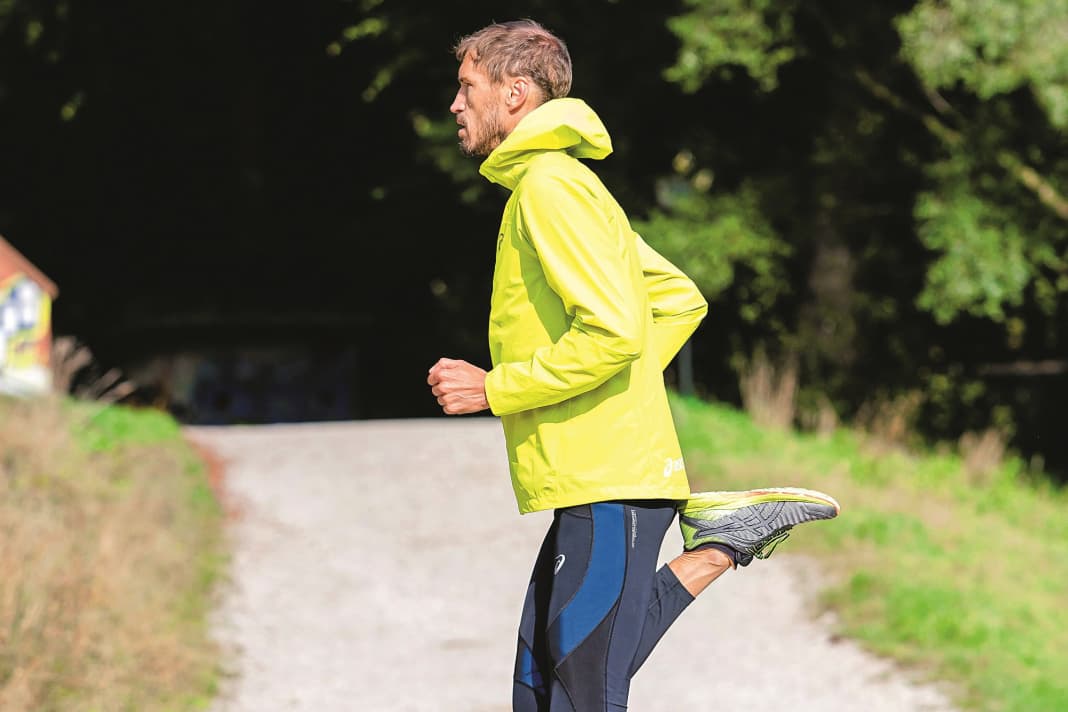 Beim Anfersen wird der Unterschenkel über­trieben stark angehoben.