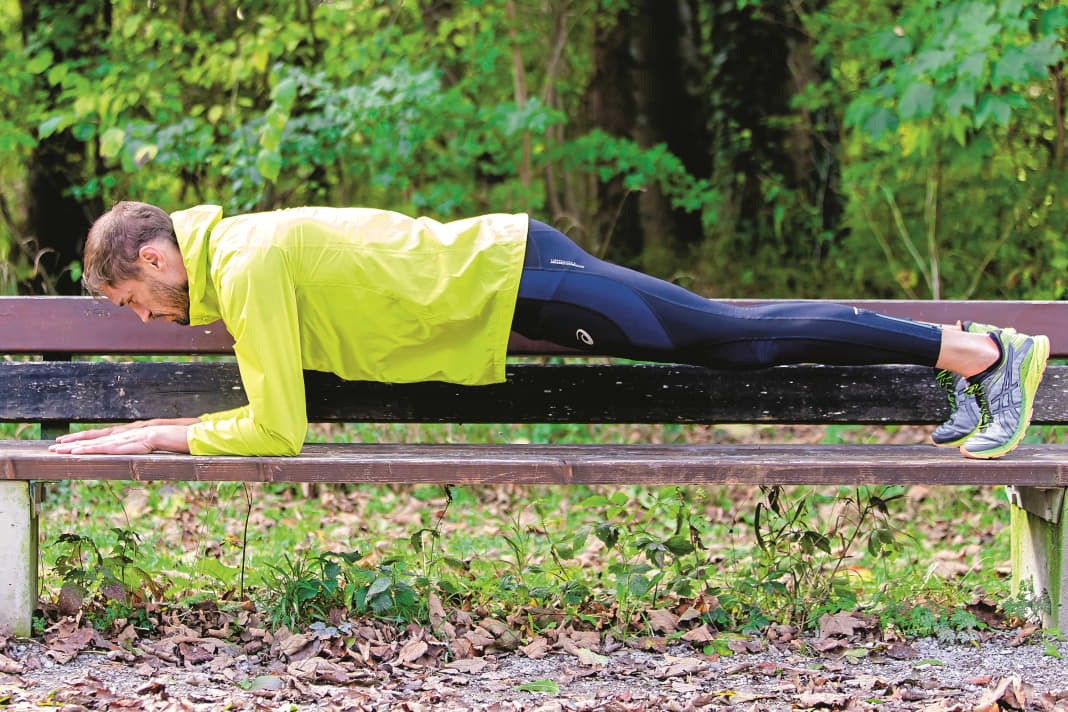 Der Unterarmstütz trainiert die Rumpfmuskulatur. ­Die Übung ist daher sowohl für Radfahrer als auch für Läufer ­ideal. Körperspannung halten und nicht ins Hohlkreuz fallen! Kopf locker halten und entspannt atmen. Übung je nach Trainingszustand rund 30 Sekunden halten, Pause, dann wiederholen.