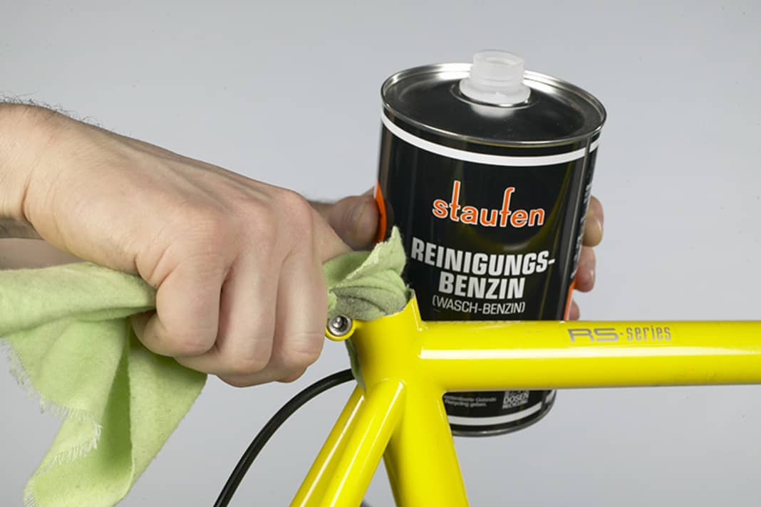 Entfetten Sie die Klemmflächen der zu montierenden Bauteile mit Spiritus, Reinigungsbenzin oder Aceton.