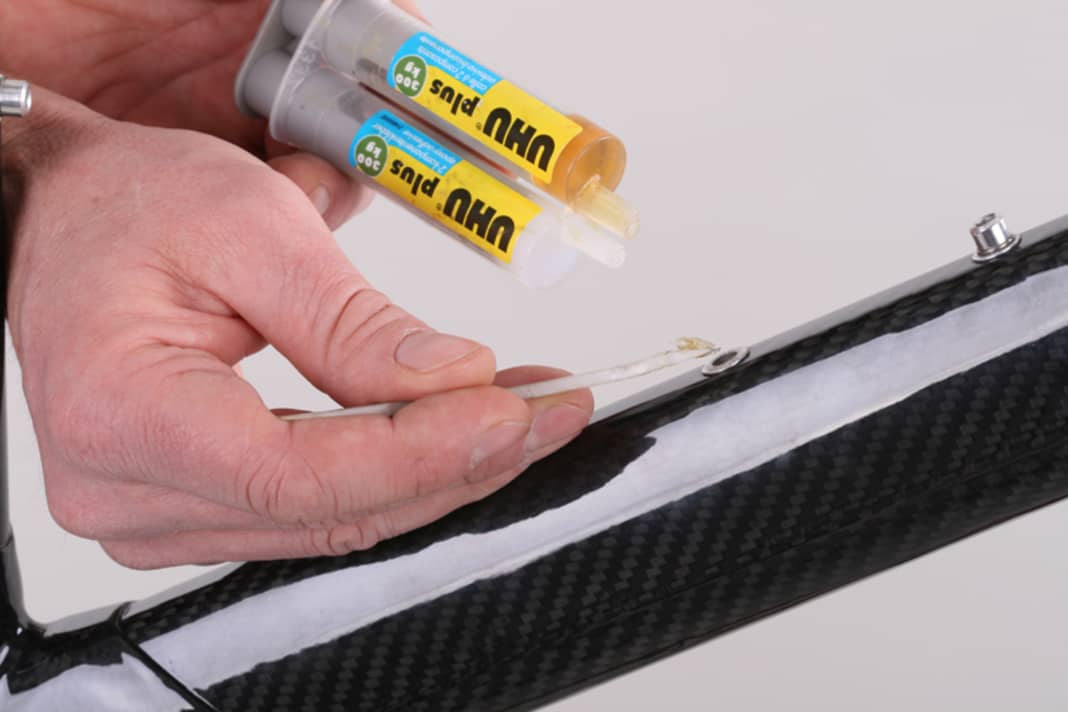 Kontrollieren Sie, ob das Gewinde läuft und halten Sie dabei die Blindnietmutter mit den Fingern fest. Klafft ein Spalt zwischen Nietmutter und Rahmenrohr, mischen Sie ZweikomponentenKlebstoff an. Bringen Sie den Klebstoff rundum so gut wie möglich zwischen Nietmutter und Rohr.