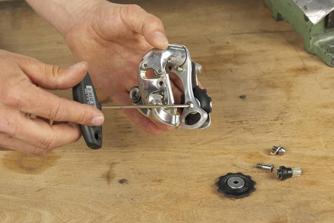 1. Montieren Sie das zerkratzte Teil ab und zerlegen Sie es so, dass Sie es in einen Schraubstock spannen können. Es sollte sich bei der Bearbeitung nicht bewegen und darf gleichzeitig nicht zerdrückt werden. Beachten Sie, dass bei den nachfolgenden Arbeiten Späne und feiner Aluminiumstaub anfallen. Gelangen diese Partikel in die Mechanik des Bauteils, kann dessen Funktion gestört werden.