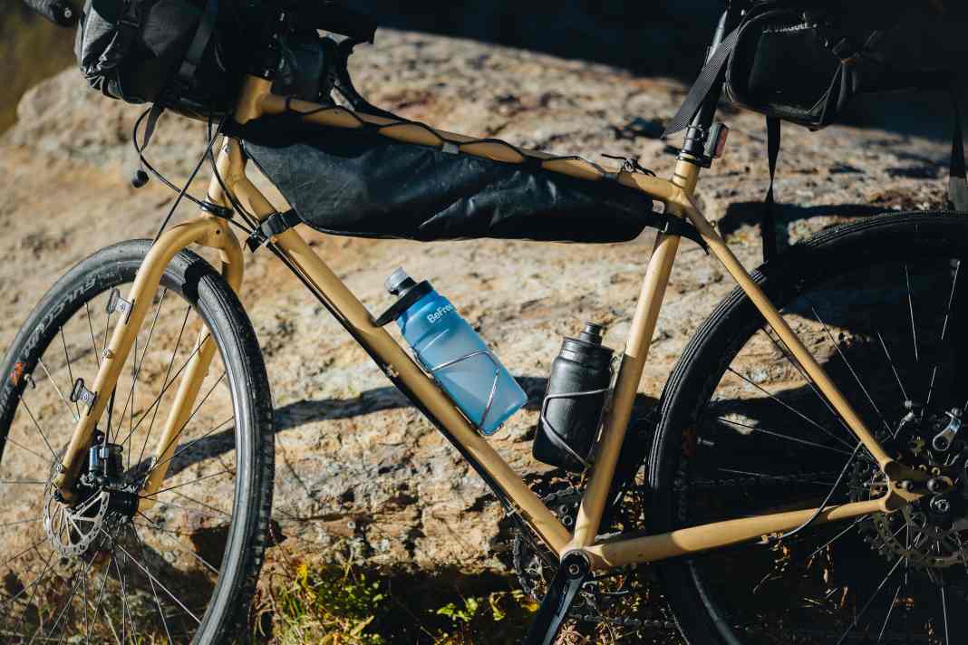 Die Katadyn Beefree AC Bottle passt in übliche Fahrradflaschenhalter.