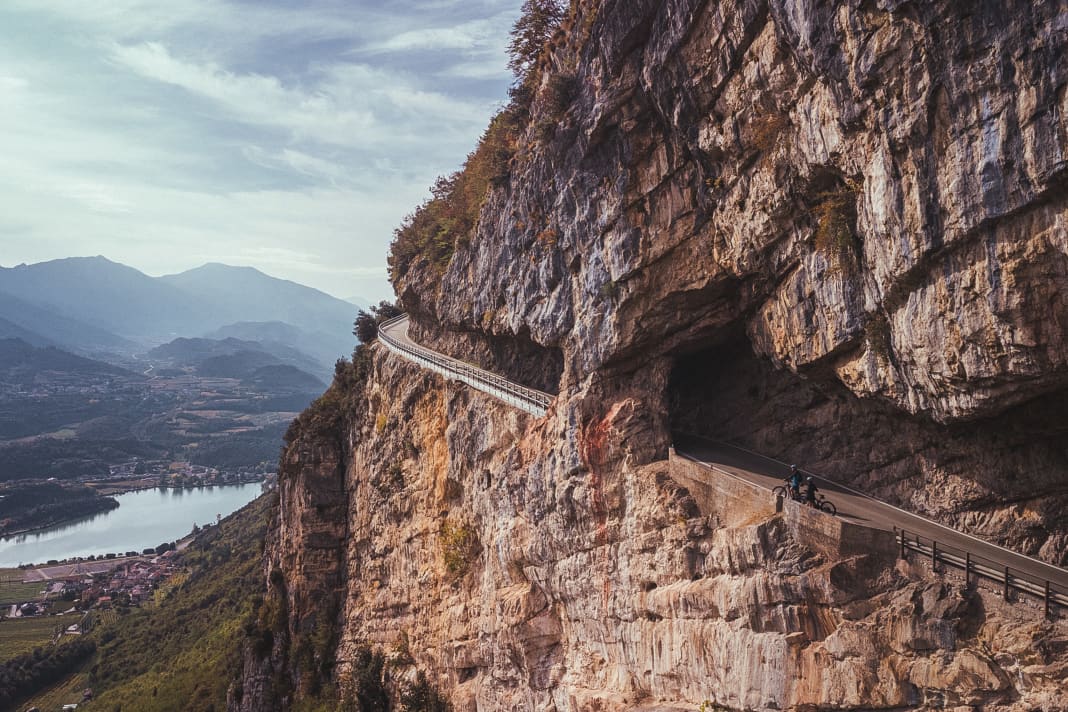 The dream road in the Valle dei Laghi up to Ranzo is a dead end and therefore unfortunately not part of the Transalp route. Below: the Lago di Santa Massenza.