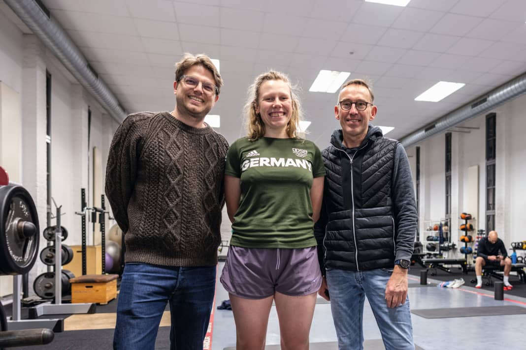 Reporter Jens Claussen (rechts im Bild) und Fotograf Andreas Dobslaff trafen in Köln eine fröhliche und unkomplizierte Mieke Kröger, die sie durch ihren Alltag begleiten konnten.