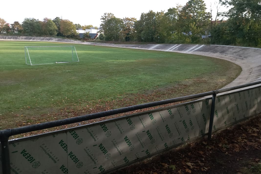 Blick auf die restaurierte Radrennbahn in Nürnberg-Ziegelstein