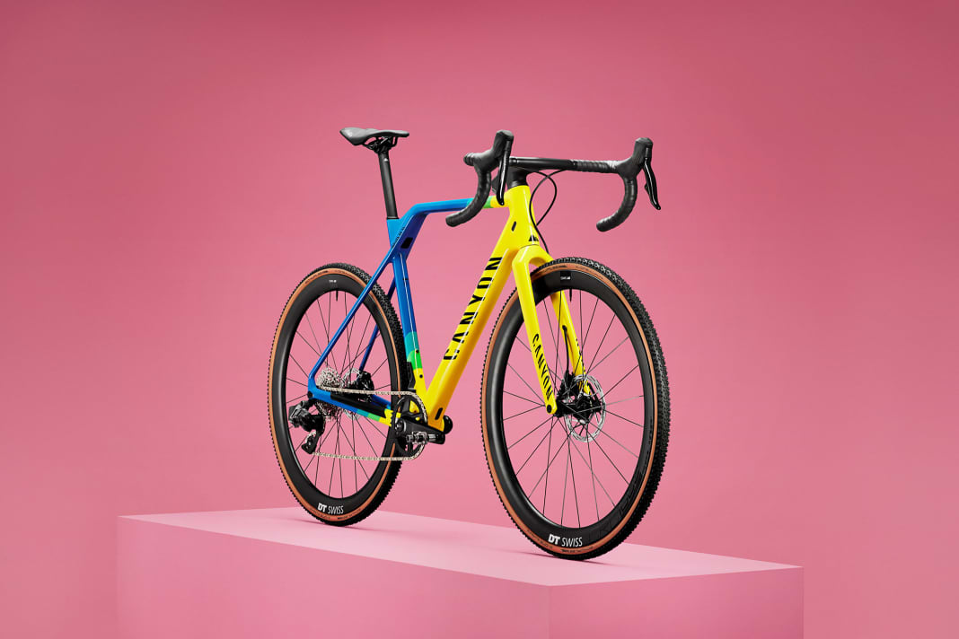 L'Inflite CF SL 8 en jaune, bleu et vert