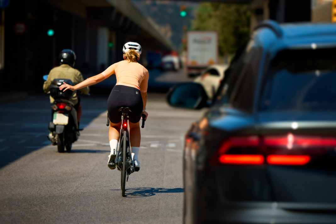 Mit dem Varia RearVue präsentiert Tech-Spezialist Garmin ein neues Radar-Rücklicht.