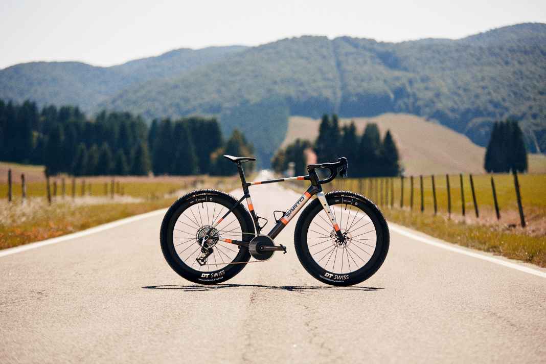 Le Sarto Raso Gravel Wide est un vélo de course-ravel avec un ADN de vélo de course.