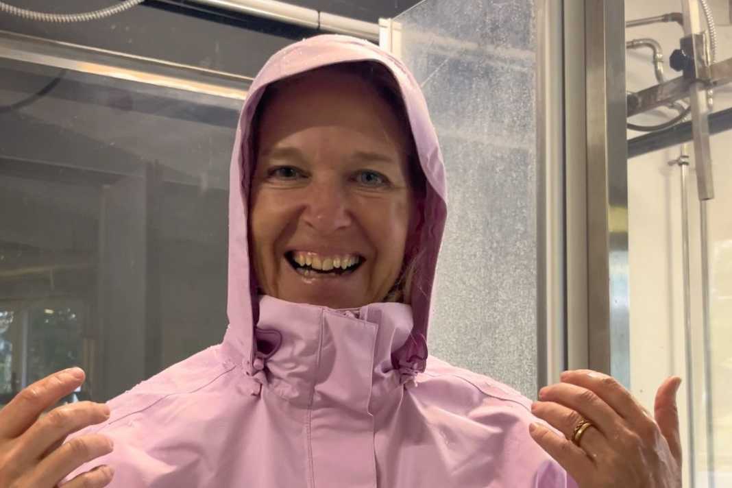 Vaude boss Antje von Dewitz "shower testing" the "Escape" rain jacket without PFAS!
