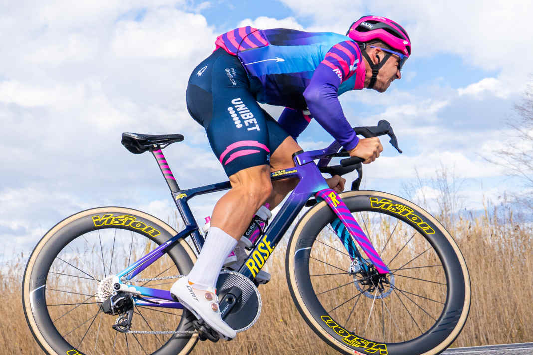 Rose steht offenbar kurz vor der Präsentation eines neuen Wettkampfrads. Beim zweitklassige Team Unibet Rose Rockets um Neuzugang Dylan Groenewegen ist das bislang unveröffentlichte Modell bereits im Einsatz.