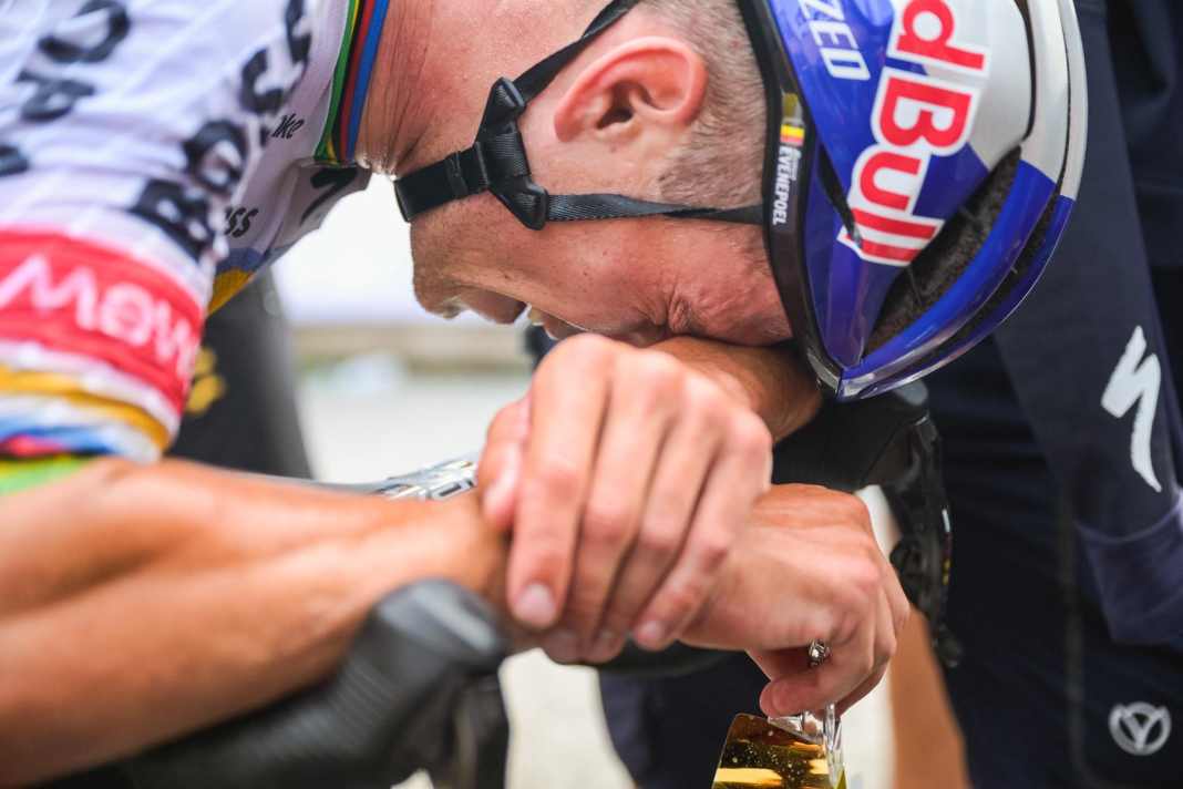Remco Evenepoel, visiblement épuisé, après sa victoire d'étape sur le Plateau de Solaison