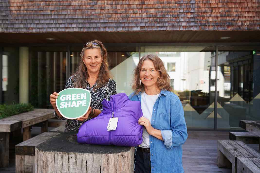 Anna Rodewald (à gauche), membre du conseil d'administration de l'association Green Shape®, et Antje von Dewitz, directrice générale de VAUDE, se réjouissent de cette certification indépendante obtenue avec succès