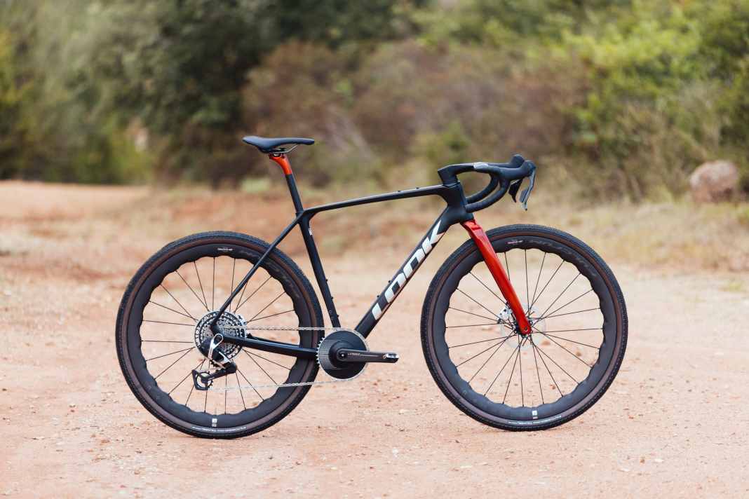 Mit geändertem Carbon-Layup, sportlicherem Cockpit und angepasster Ausstattung wird der Allrounder G85 Cezal zum Race-Gravelbike mit Zusatz RS