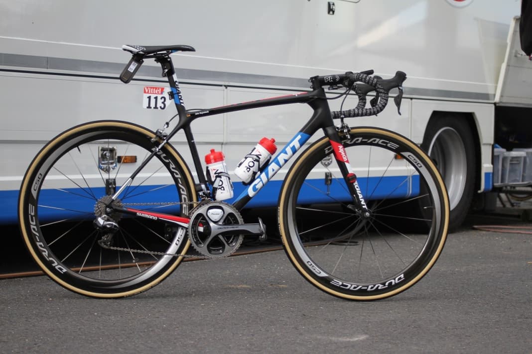 Les coureurs de Giant-Alpecin pourraient certes opter pour le bolide aérodynamique Propel, mais Degenkolb se sent plus à l'aise sur le TCR classique. L'équipement de l'équipe sponsorisée par Shimano provient principalement du grand groupe japonais : dérailleur Dura-Ace Di2, roues et pédales Dura-Ace ainsi que des composants de la marque Pro, filiale de Shimano. Pour le reste, peu de tuning, peu de bricolage.