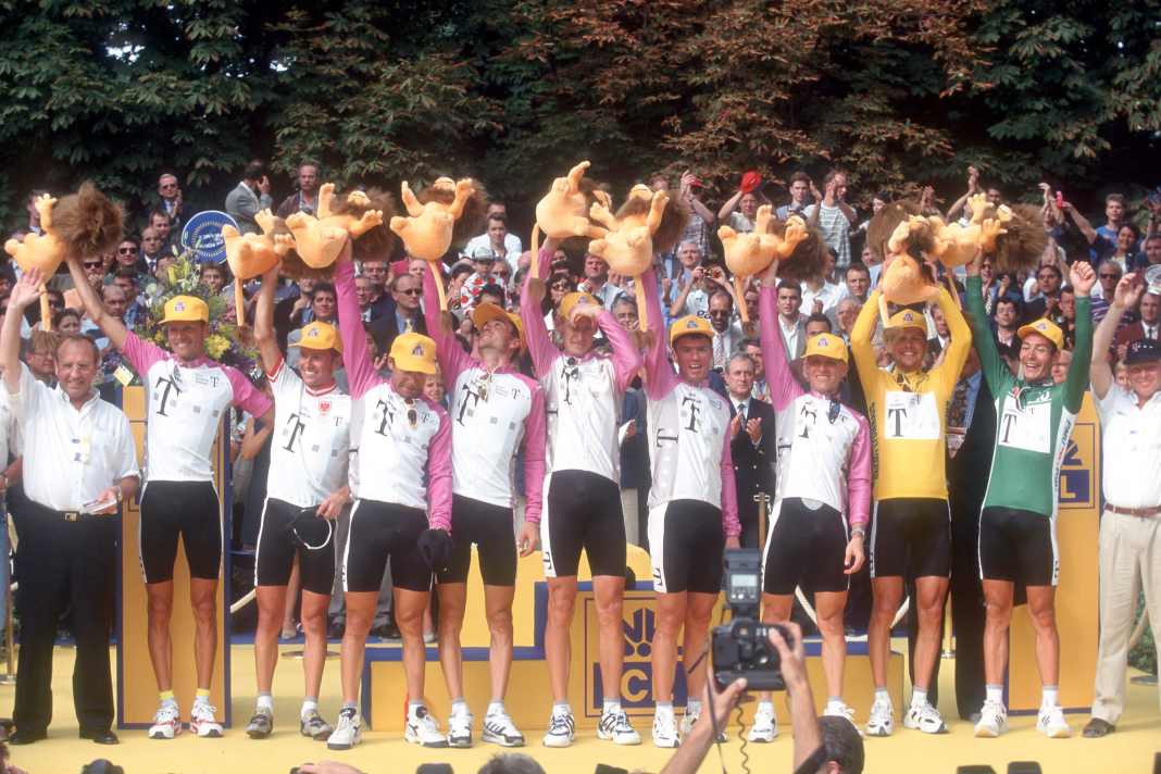 L'équipe Telekom en 1997 lors du Tour de France (de gauche à droite) : Walter Godefroot - Bjarne Riis - Georg Totschnig - Giovanni Lombardi - Christian Henn - Rolf Aldag - Udo Bölts - Jens Heppner - Jan Ullrich en maillot jaune - Erik Zabel en maillot vert et Rudy Pevenage