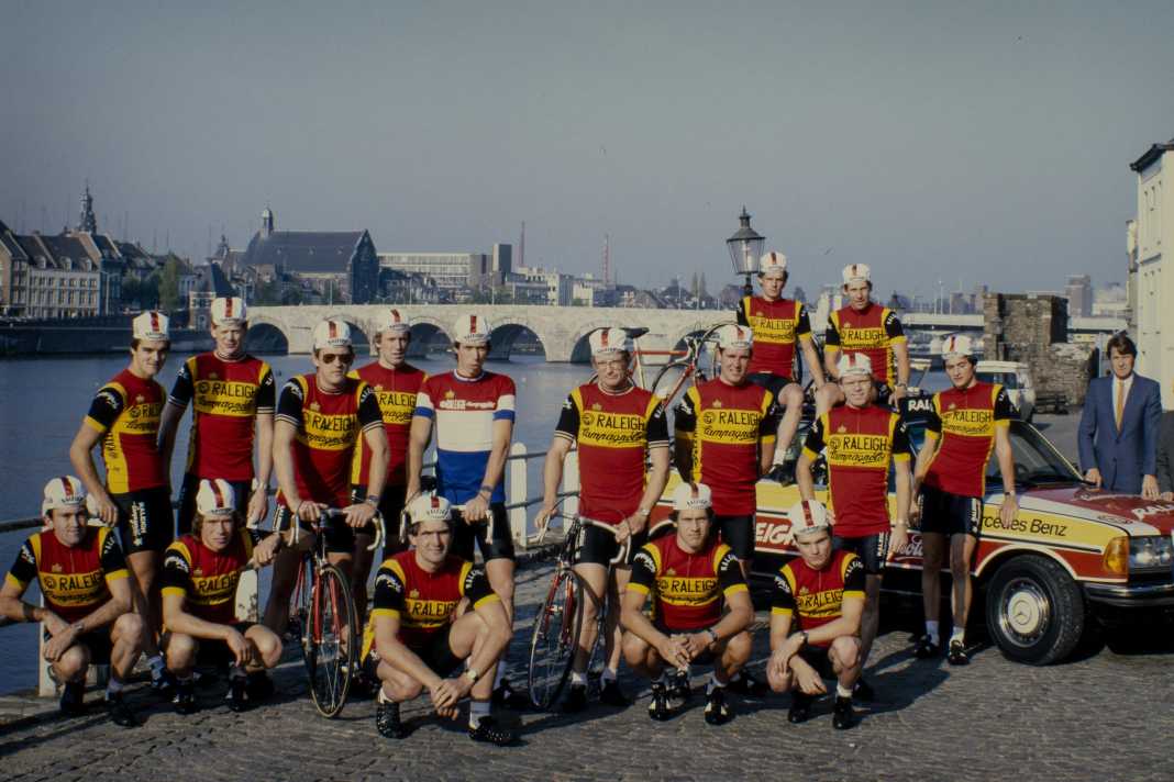 Bitte recht freundlich! Das Team beim Foto-Termin im Jahr 1983, als Jan Raas, Gerrie Knetemann, Ludo Peters und Peter Winnen für das Team von Peter Post fuhren