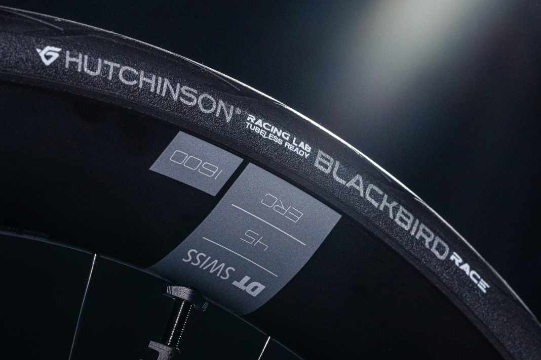 Der französische Reifenhersteller Hutchinson präsentiert zwei neue Modelle seiner Blackbird-Serie: Der Blackbird Race nimmt den Platz als schnelles Top-Modell ein.