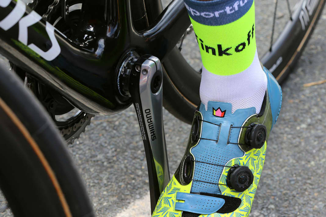 Dezente Extravaganz: Bei seiner letzten großen Landesrundfahrt, der Vuelta 2016, kombinierten Alberto Contadors Specialized-Schuhe dezentes hellblau mit einem Blattmuster auf neongelb. Individuelles Highlight: Die gelb-rosa-rote Krone, die signalisiert, dass der "Pistolero" alle drei großen Landesrundfahrten gewinnen konnte.