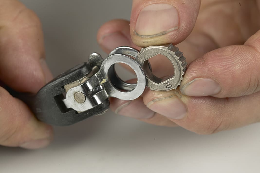 1. Schieben Sie das Zahnformstück in den Schalthebel – und zwar so, dass die eingeprägte Zahl nach vorne zeigt.