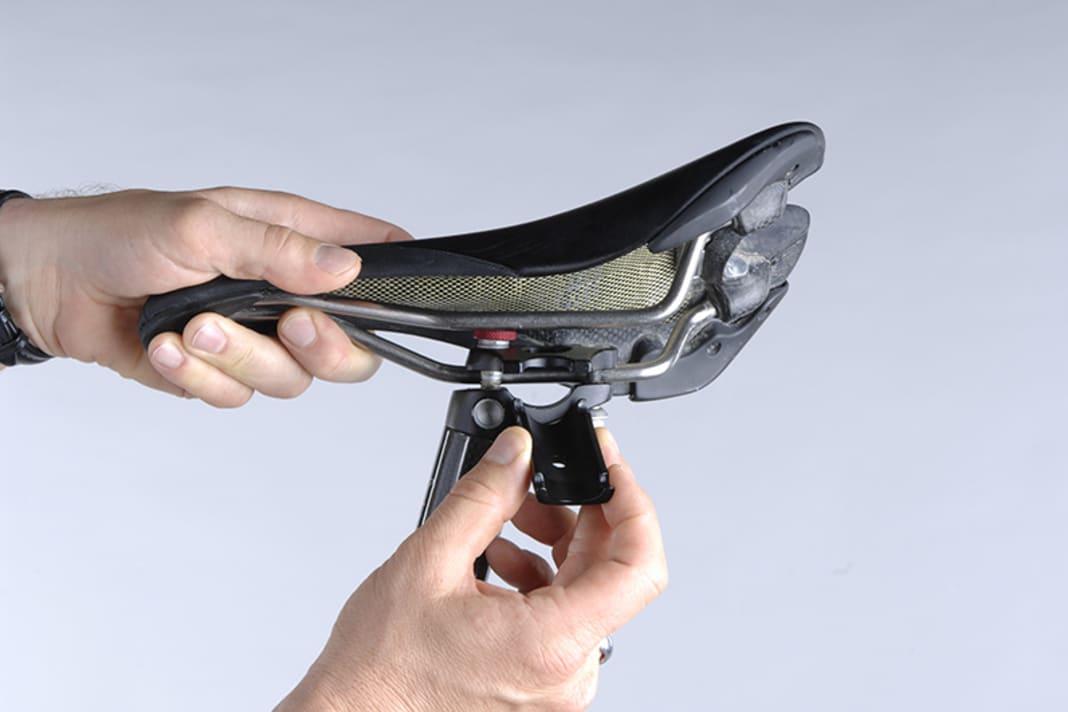 1. Hier liegt die vordere Schraube genau in der Mittelachse der Stütze. Vorteil: Die Stütze weist Versatz auf, der Sattel kann weiter nach hinten geschoben werden. Nachteil: Die vordere Schraube ist nur schwer zu erreichen. Öffnen Sie beide Schrauben so weit, dass Sie die untere Halbschale herausziehen können.