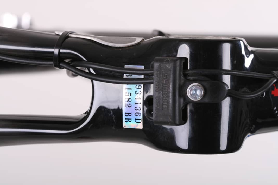 Der zentrale Knotenpunkt des Kabelbaums bei außen verlegten Kabeln befindet sich unter dem Tretlager. Hier wird eine spezielle Führung angeschraubt, in der die Kabel für Umwerfer und Schaltwerk aufgenommen sind.