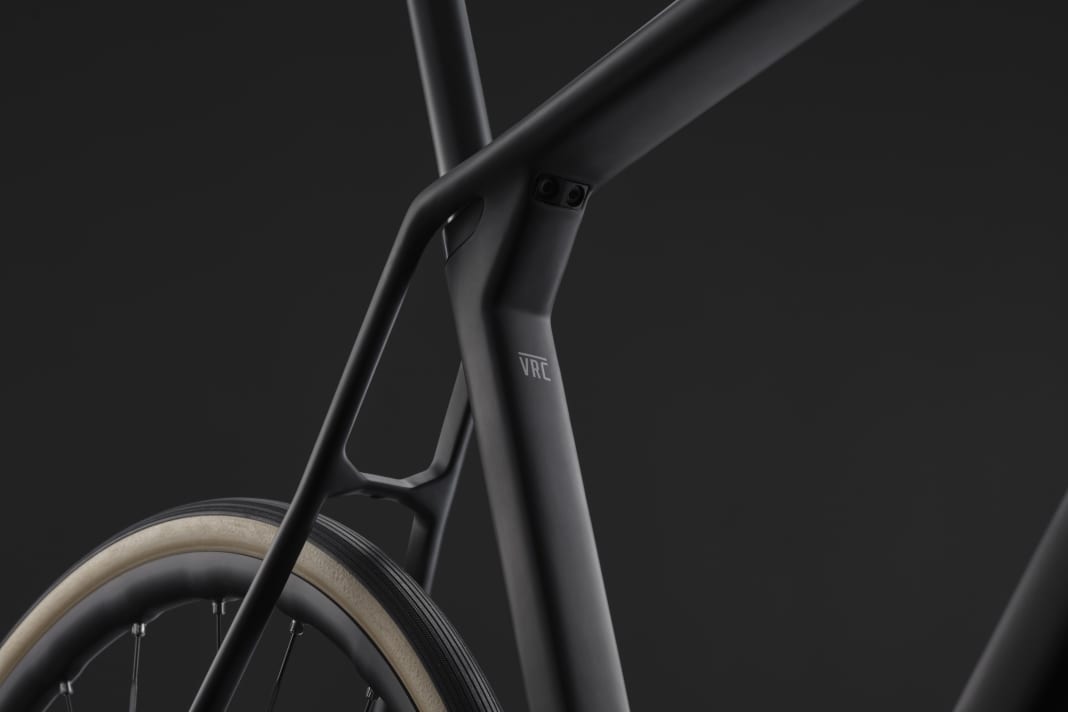 Le serrage de la selle plus bas et les haubans allongés qui se fondent directement dans le tube supérieur doivent offrir plus de confort en combinaison avec la tige de selle classique de 27,2 mm de diamètre.
