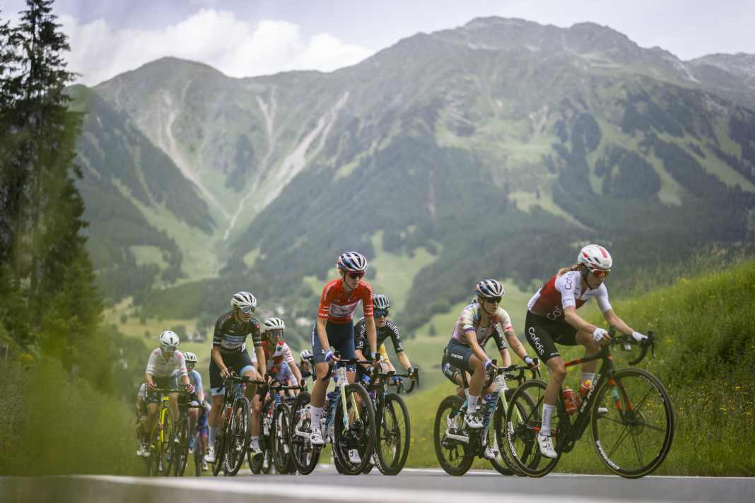 Alpine panorama for the women at the Tour de Suisse