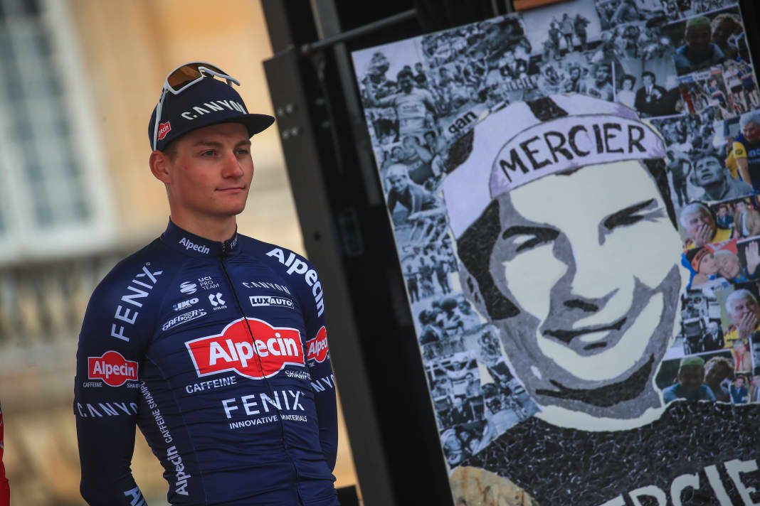 Mathieu van der Poel mit einem Kunstwerk zu seinem Großvater Raymond Poulidor.