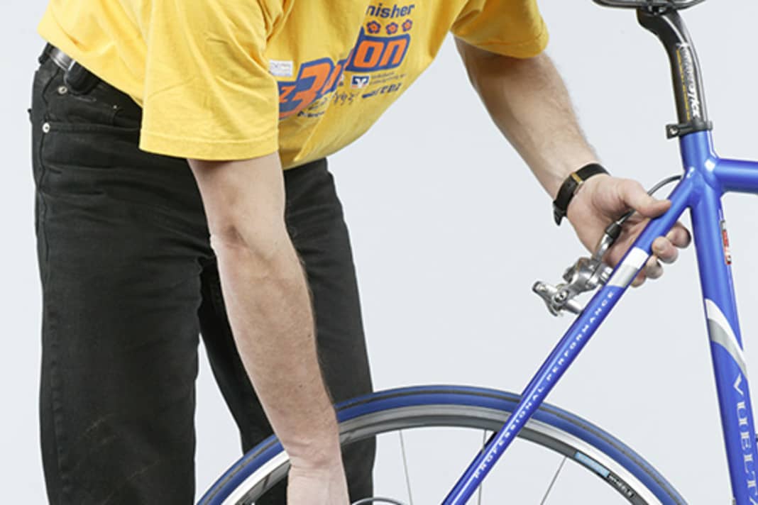 1. ouvrez le frein au niveau du levier de détente : directement sur l'étrier de frein pour Shimano, sur la poignée de commande du frein pour Campagnolo. Passez la chaîne sur le pignon le plus extérieur et desserrez le levier de serrage rapide. Si la roue ne tombe pas d'elle-même, desserrez-la en la faisant basculer par l'arrière et par le haut du pneu. Pour la roue avant, dévissez de quelques tours le contre-écrou de l'attache rapide afin de surmonter les sécurités anti-décrochage sur la fourche.