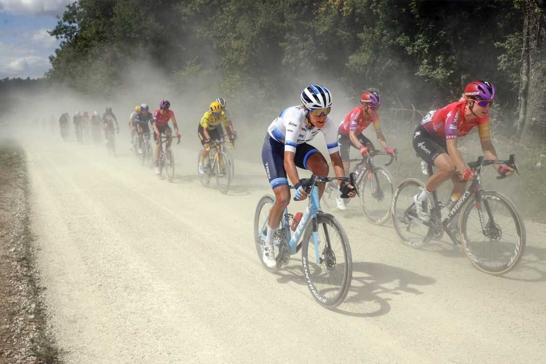 At the Tour des Femmes 2022, the race took place on French gravel. Today, the men ride the same routes