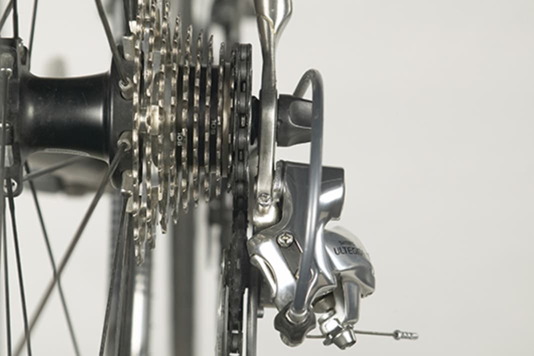 1. Bevor Sie den Schnellspanner öffnen, schalten Sie die Kette auf das kleinste Ritzel und das kleine Kettenblatt – so behindert der Gliederstrang den Radwechsel am wenigsten. Rennfahrer machen das übrigens beim Ausrollen, das spart Zeit!