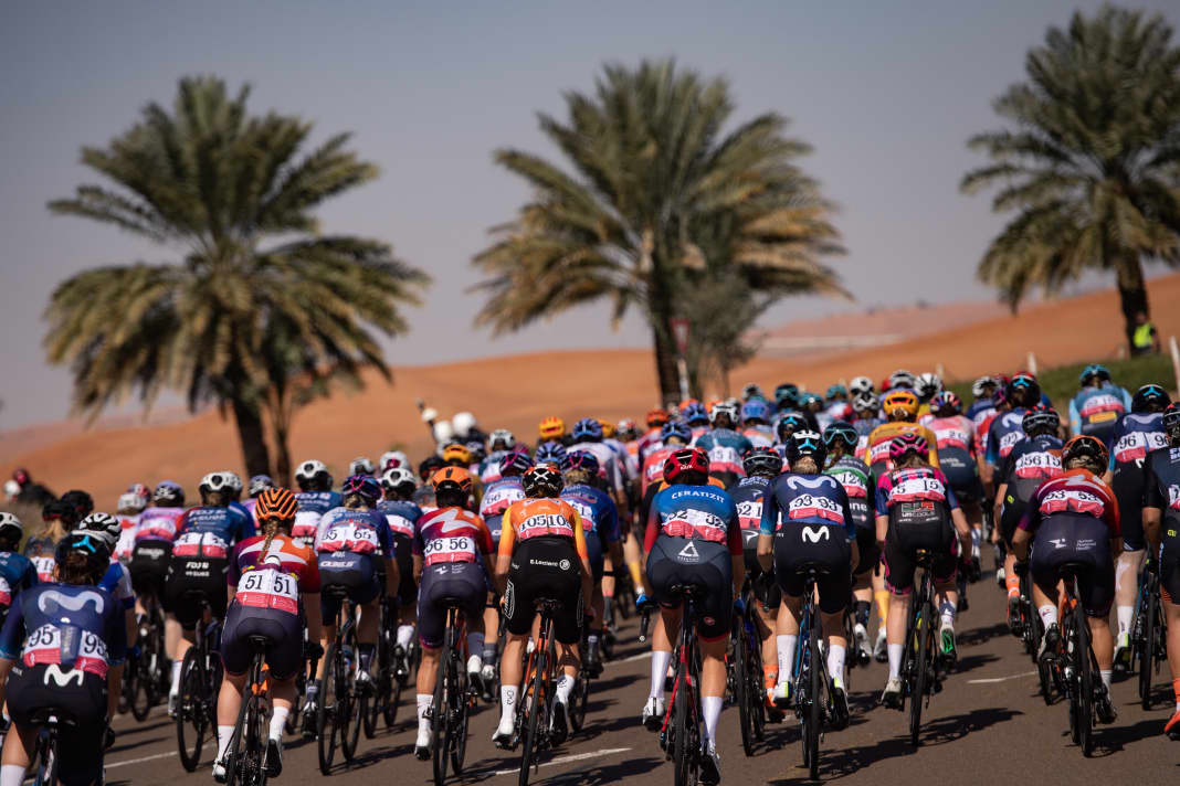 Ein paar Palmen stehen auch am Wegesrand, doch viel ist Wüste und Stadt: 2024 steigt die 2. Auflage der UAE Tour Women.