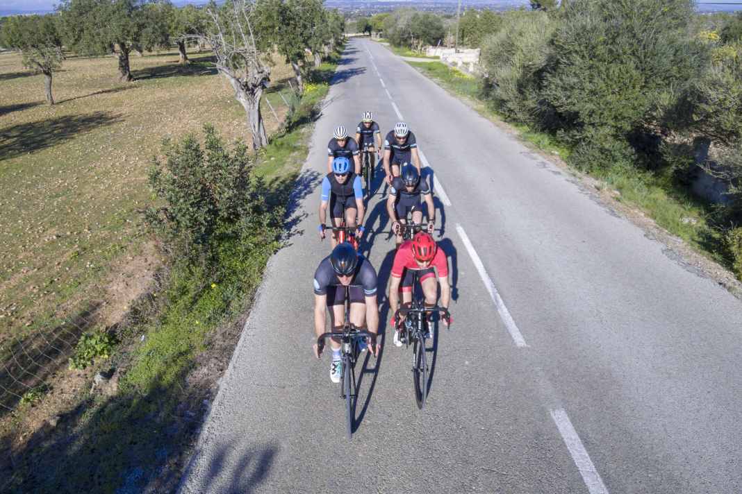 Faire du vélo de course en groupe - les principaux signes de la main