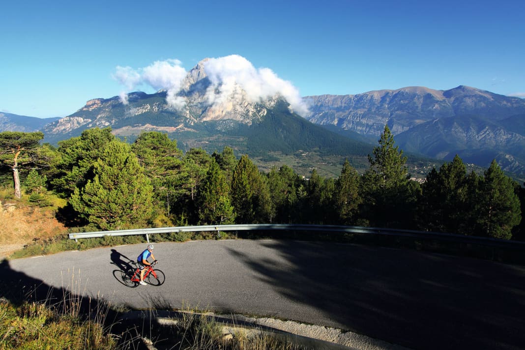 Cloud cover on the Coll de Pradell (1,732 m): Clouds shroud the striking double summit of the Pedraforca.
