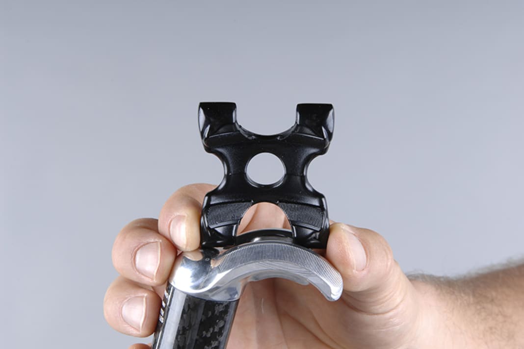 1. Mit keilförmigen Auflagen oder Verzahnungen zwischen Kopf und Stütze wird die Sattelneigung eingestellt. Je feiner die Verzahnung, desto besser. Eine zentrale Schraube klemmt die Verbindung.