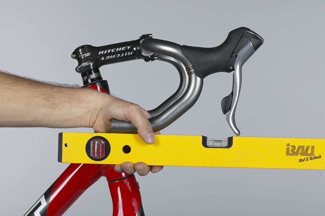 1. Die klassische Montageregel besagt, dass die Unterkante des Rennbügels waagerecht auszurichten ist. Die Enden der Bremsgriffe sollen mit der gedachten Verlängerung bündig abschließen.