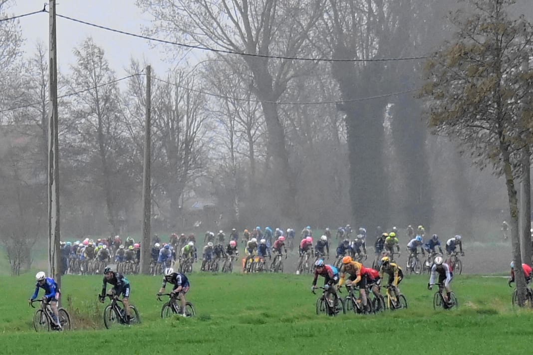 Bruges-De Panne est l'exemple type d'une course sur des routes étroites et sensibles au vent.