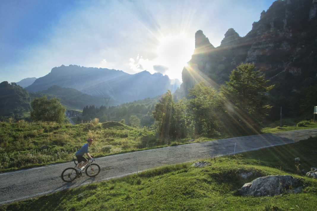 Les cyclistes du Passo di Campogrosso dans les Piccole Dolomiti sont épargnés par les colonnes de voitures comme dans les Dolomites.