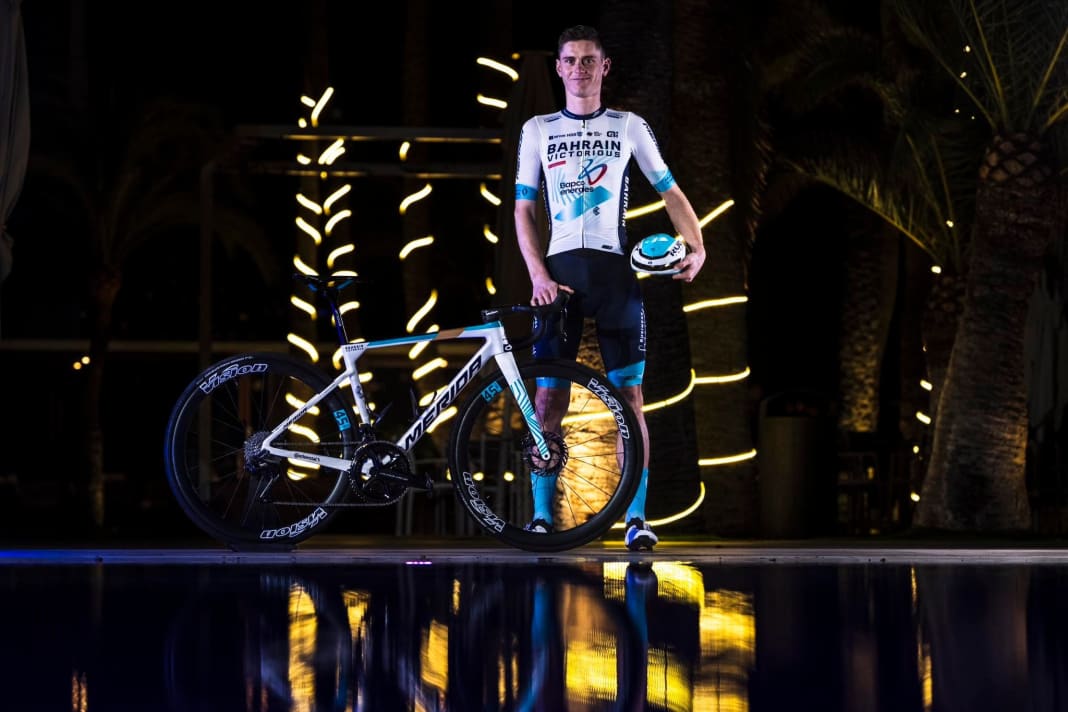 Matej Mohoric präsentiert das neue Trikot von Bahrain-Victorious für 2024