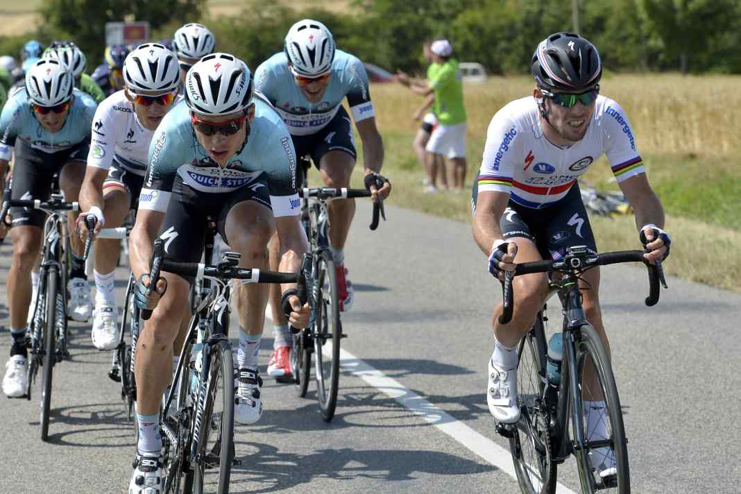 2013 flog das Feld auf dem Weg nach Saint-Amand-Montrond auf einer Windkante auseinander - Tony Martin (vorne links) war maßgeblich daran beteiligt, sein Teamkollege Mark Cavendish gewann die Etappe