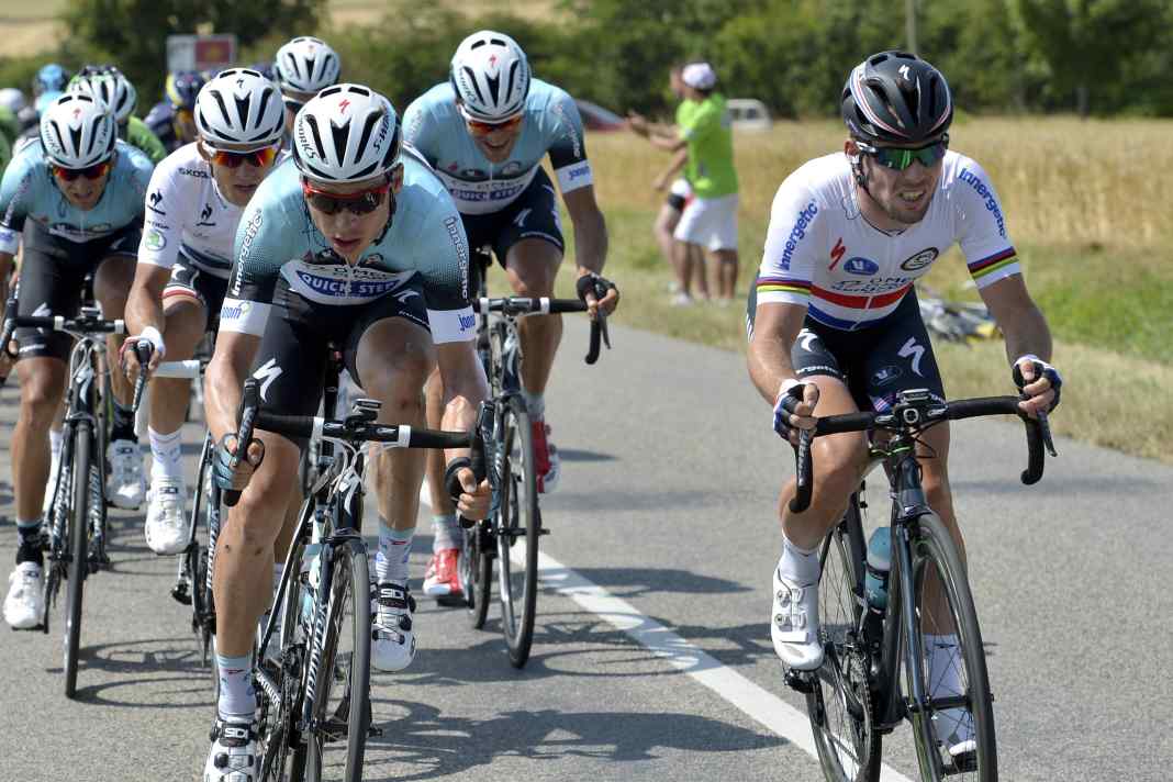 En 2013, le peloton s'est dispersé sur un bord de vent en route vers Saint-Amand-Montrond - Tony Martin (devant, à gauche) a joué un rôle important dans cette situation, son coéquipier Mark Cavendish a remporté l'étape.