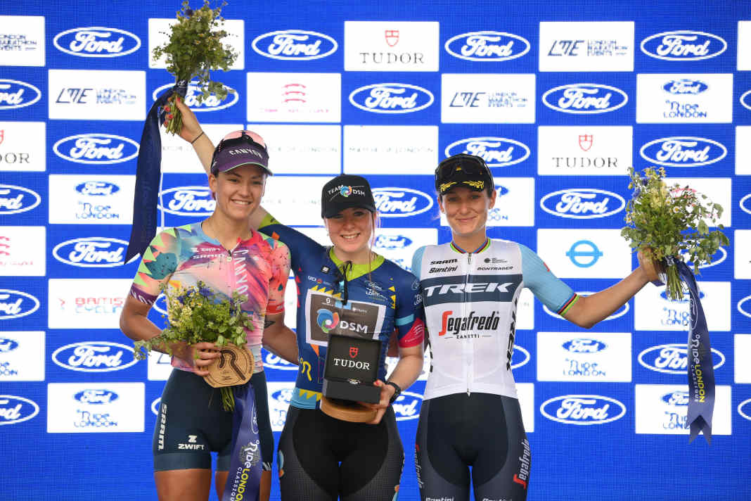 2023 gewann Charlotte Kool mit zwei Etappensiegen die RideLondon Classique vor Chloe Dygert (l.) und Lizzie Deignan.