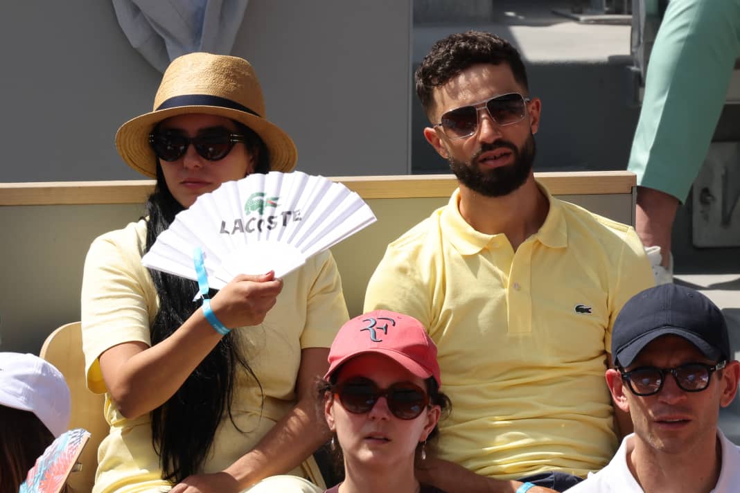 Der sprintende "Boxer" mit Freundin Hafsia Herzi beim Tennis: Im Juni ist Nacer Bouhanni in Paris zu Gast bei den French Open. Noch hat er sein Karriereende nicht verkündet. Das macht er gut drei Monate später.
