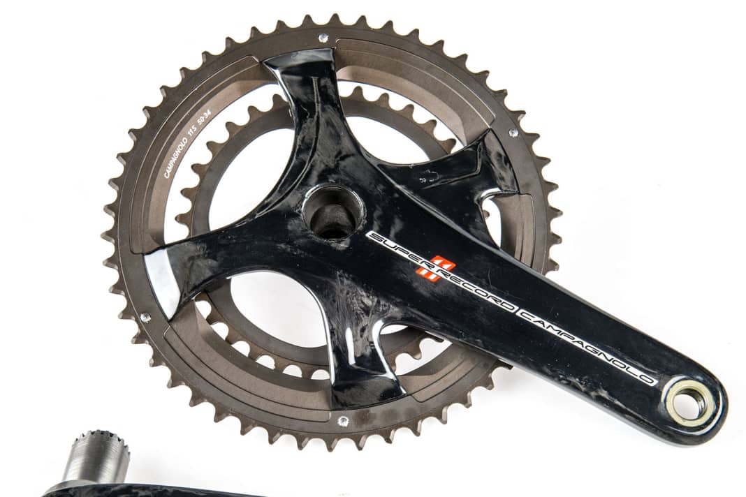 Recognisable feature: The crank design has changed radically, in future there will be one bolt circle for all chainrings. While the Super Record with titanium axle has become a few grams heavier...