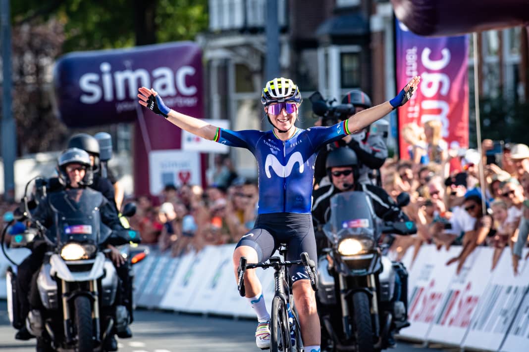 Es ist ein Bild, wie es in den letzten Jahren nur allzu oft zu sehen war. Eine jubelnde Annemiek van Vleuten. Es ist allerdings das letzte seine Art, dass die Niederländerin als Profisportlerin in dieser Position zeigt. Dabei wurde sie Letzte.