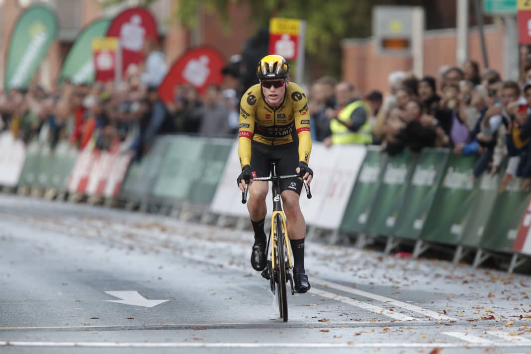 C'est à ça que ressemblent les vainqueurs ? Oui, en effet. Per Strand Hagenes a remporté le Münsterland Giro en 2023. Toutefois, le jeune Norvégien était tellement sous le feu des projecteurs qu'il a carrément manqué de jubiler sur la ligne d'arrivée.